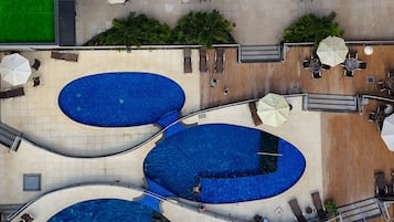 3 piscinas al aire libre (de 10:00 a 22:00), sombrillas, tumbonas