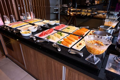 Café da manhã com buffet grátis todos os dias