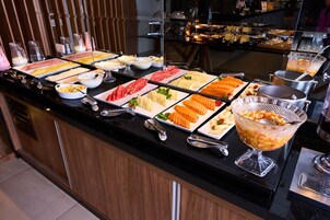 Café da manhã com buffet grátis todos os dias