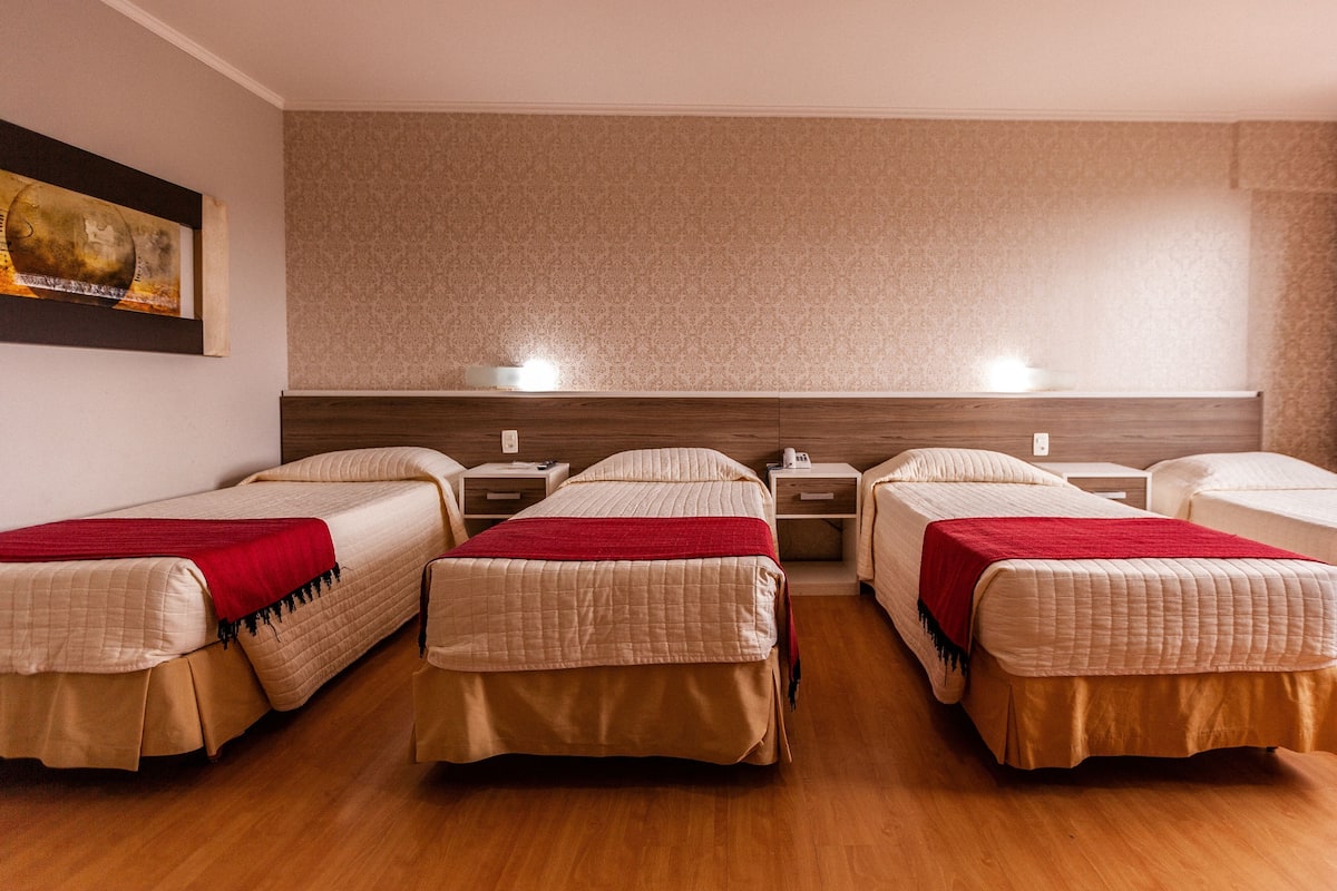 ミニバー、セーフティボックス (室内)、デスク、ノートパソコン用作業スペース