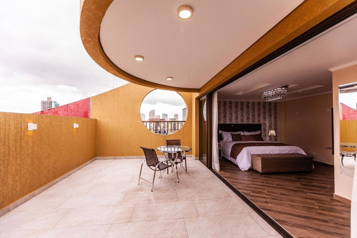 Minibar, coffres-forts dans les chambres, bureau