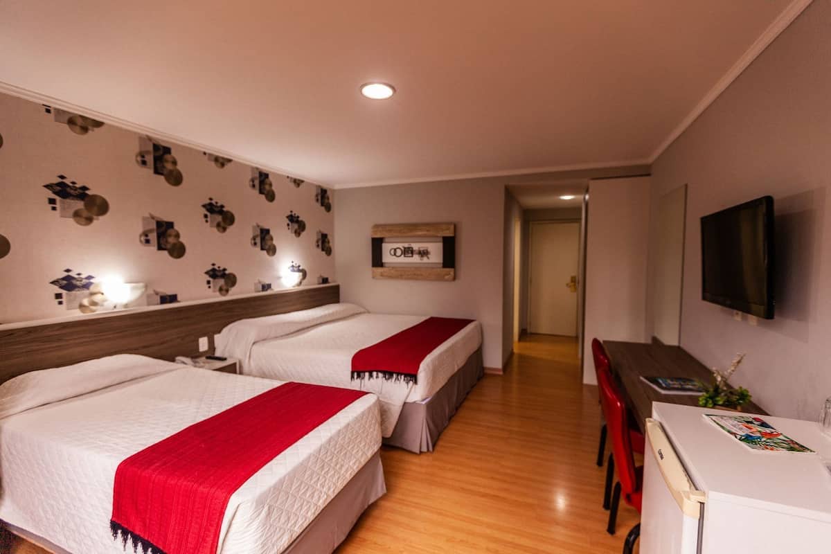 Minibar, coffres-forts dans les chambres, bureau