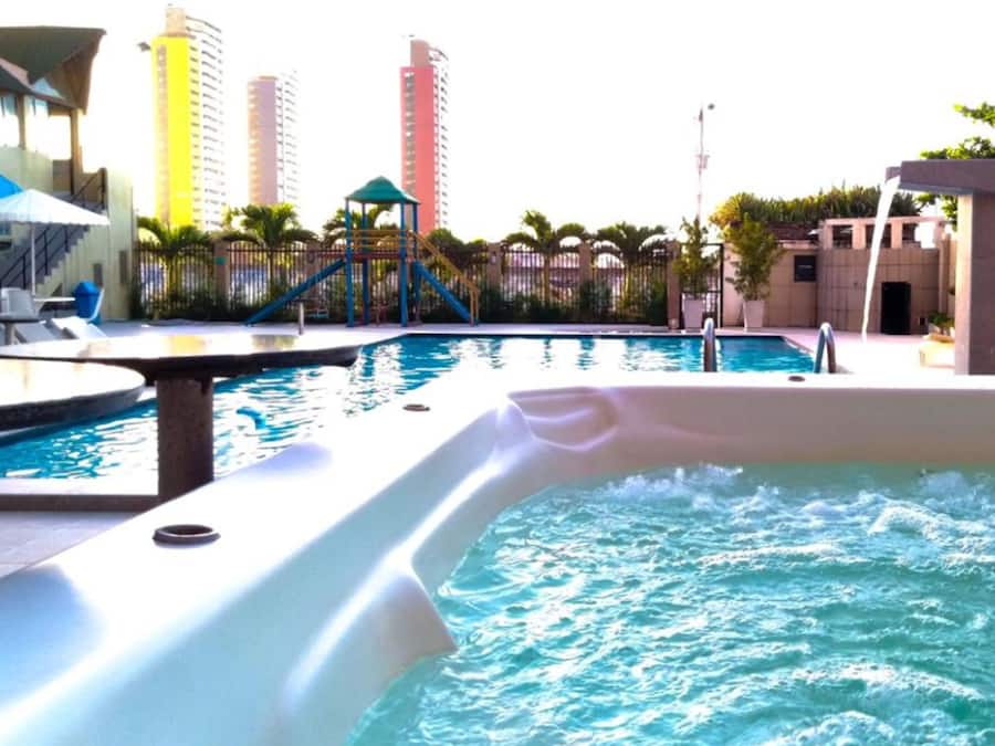 Piscina externa, espreguiçadeiras