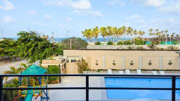 Minibar, brankas, dan dilengkapi dengan perabotan berbeda-beda