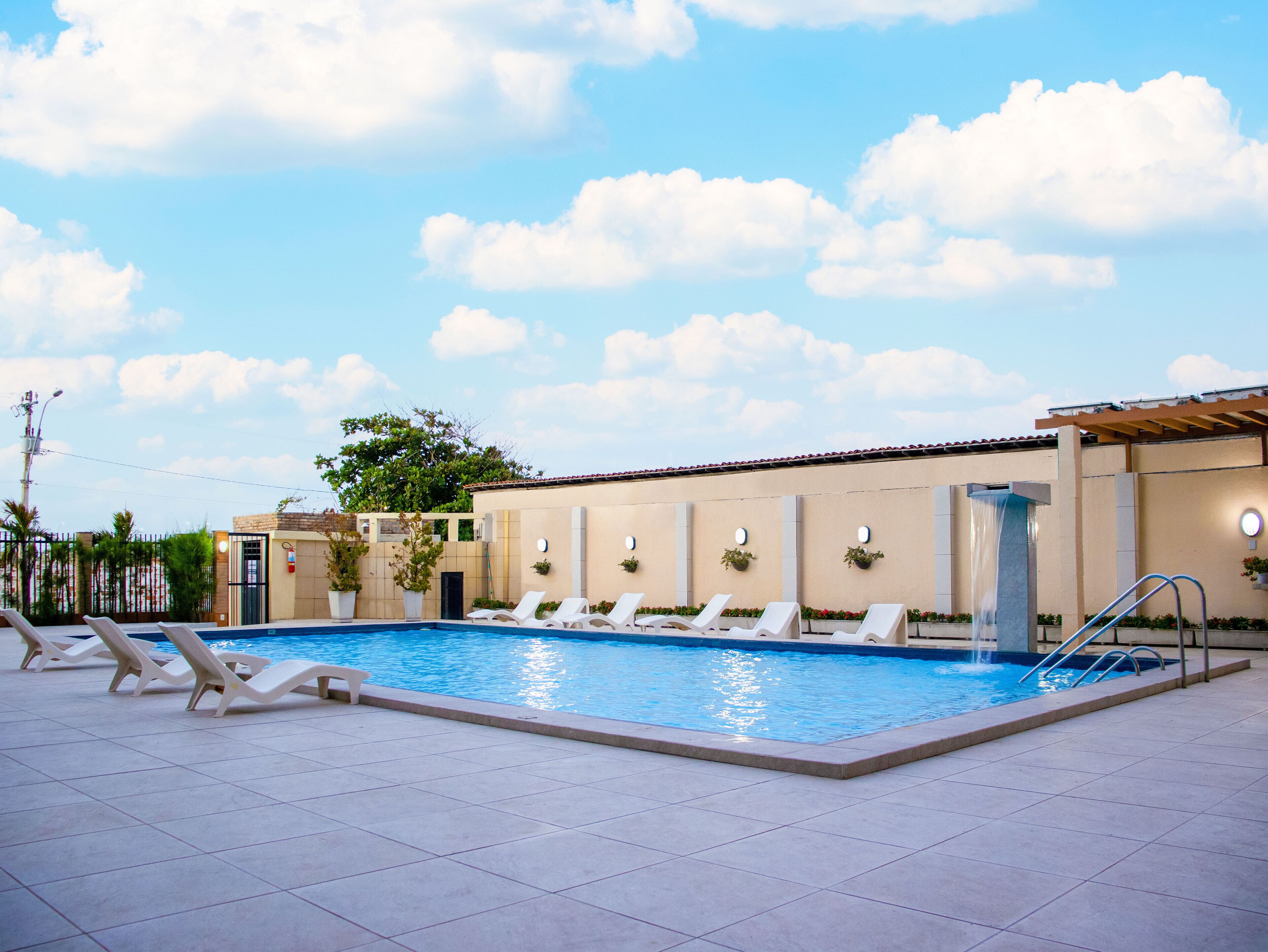 Piscina externa, espreguiçadeiras