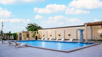 Kolam renang outdoor, dengan kursi berjemur