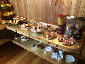 Bao gồm bữa sáng buffet hàng ngày