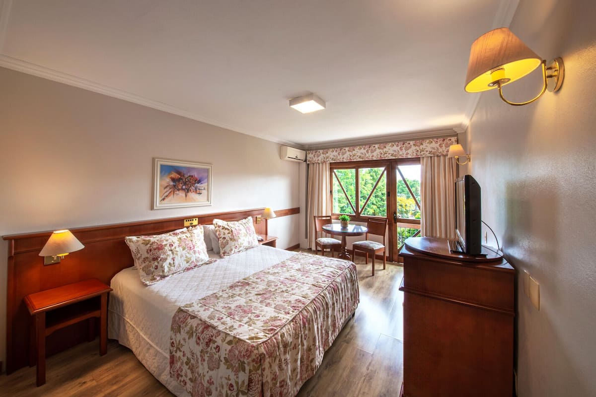 Minibar, in-room safe, blackout drapes, WiFi (free)