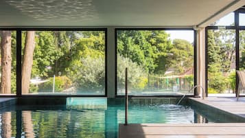 2 indoor pools, 2 outdoor pools, pool umbrellas, pool loungers