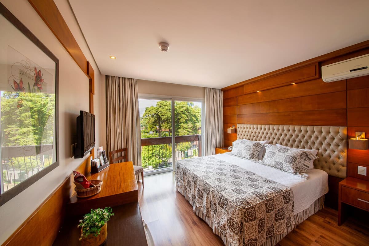 Minibar, in-room safe, blackout drapes, WiFi (free)