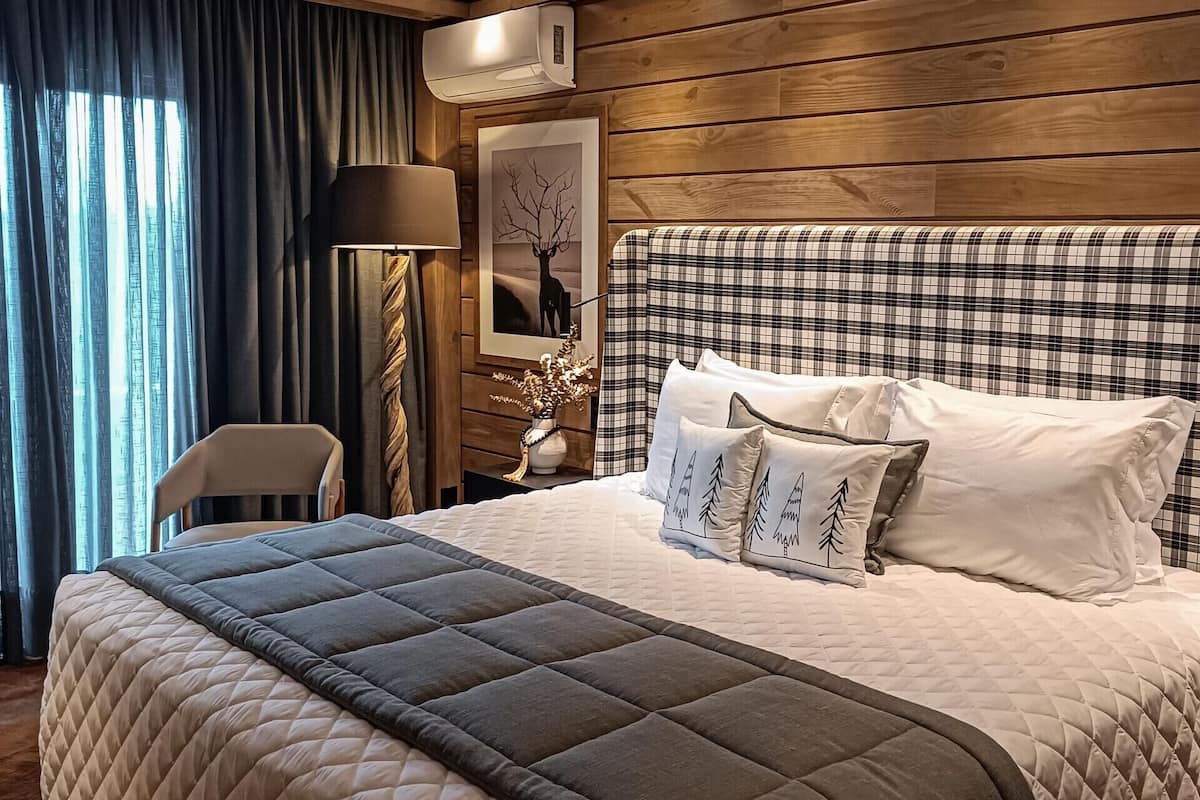 2 bedrooms, minibar, in-room safe, blackout curtains