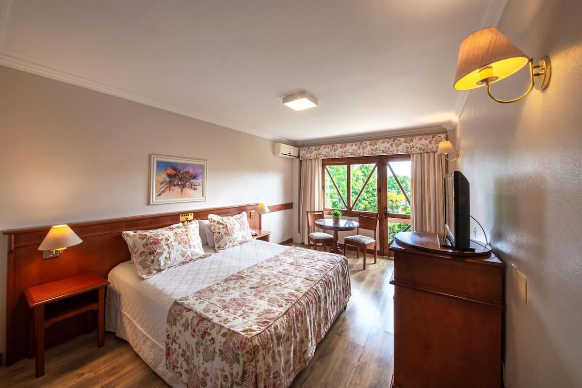 2 bedrooms, minibar, in-room safe, blackout curtains