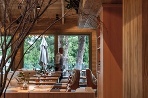 Se sirven comidas y cenas; con vista a la alberca