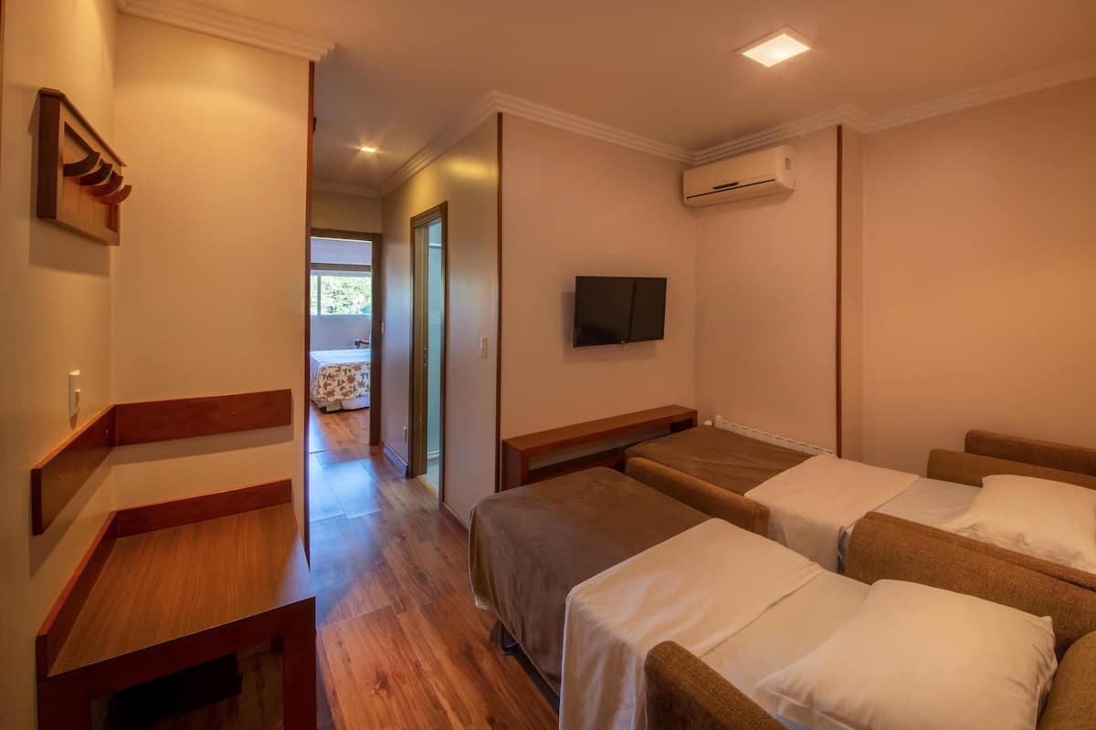 2 bedrooms, minibar, in-room safe, blackout curtains