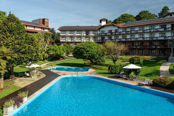 2 Innenpools, 2 Außenpools, Sonnenschirme, Liegestühle