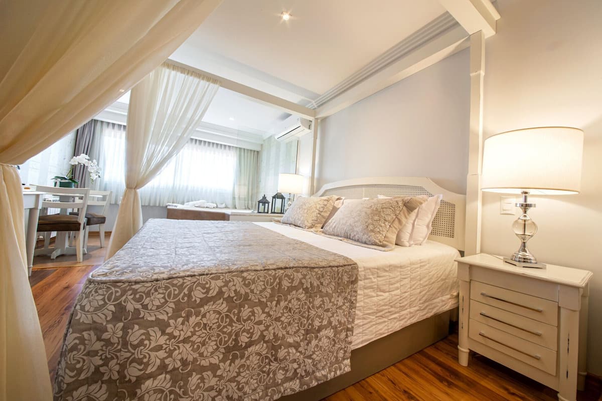 Minibar, in-room safe, blackout drapes, WiFi (free)