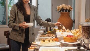 Café da manhã com buffet grátis todos os dias