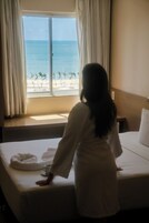 Minibar, caja de seguridad en la habitación y escritorio 