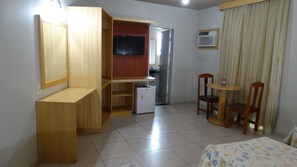 Standard Quadruple Room | Living area | 20-inch TV with digital channels - Rede Andrade Onda Mar (Recife)
