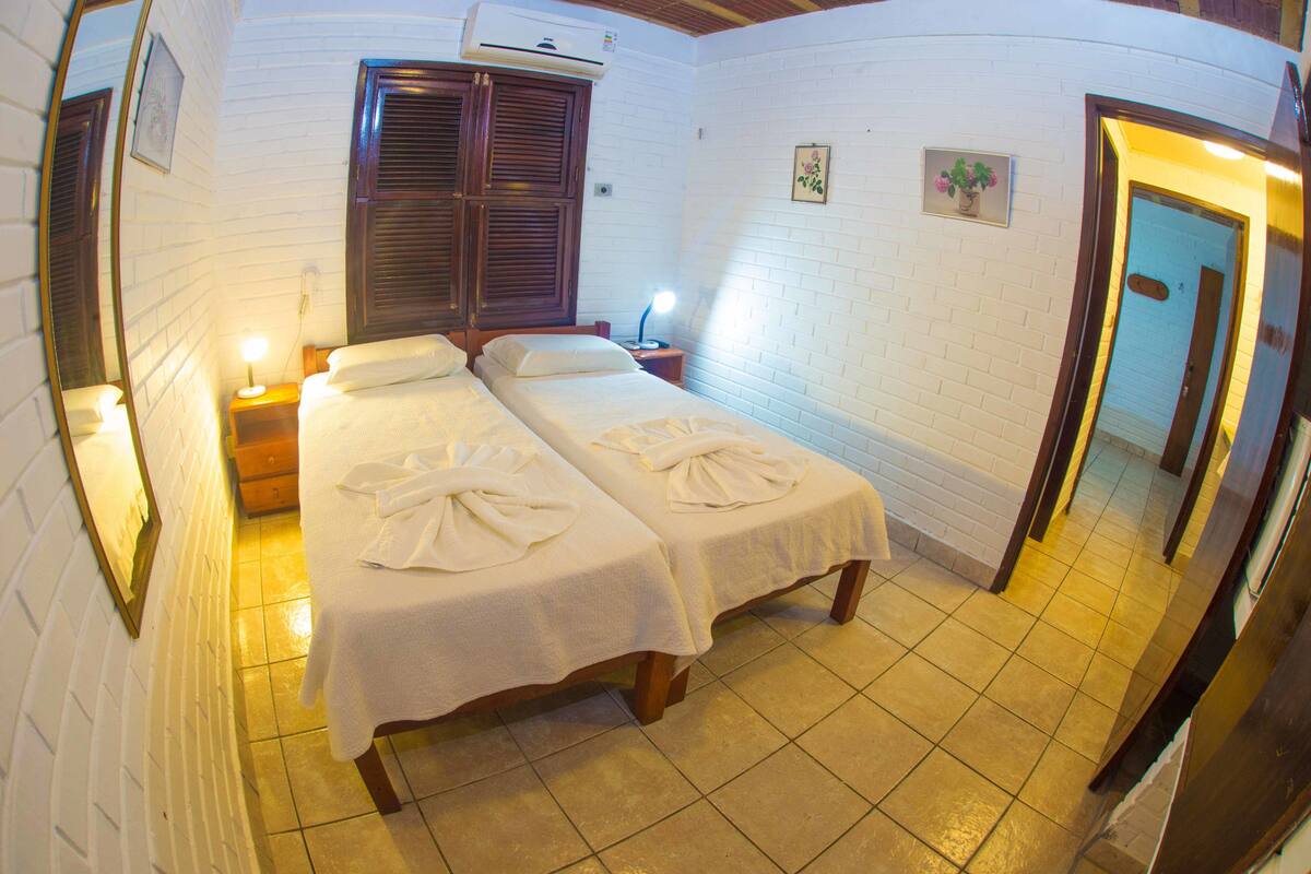 Minibar, in-room safe, WiFi (free), bed sheets