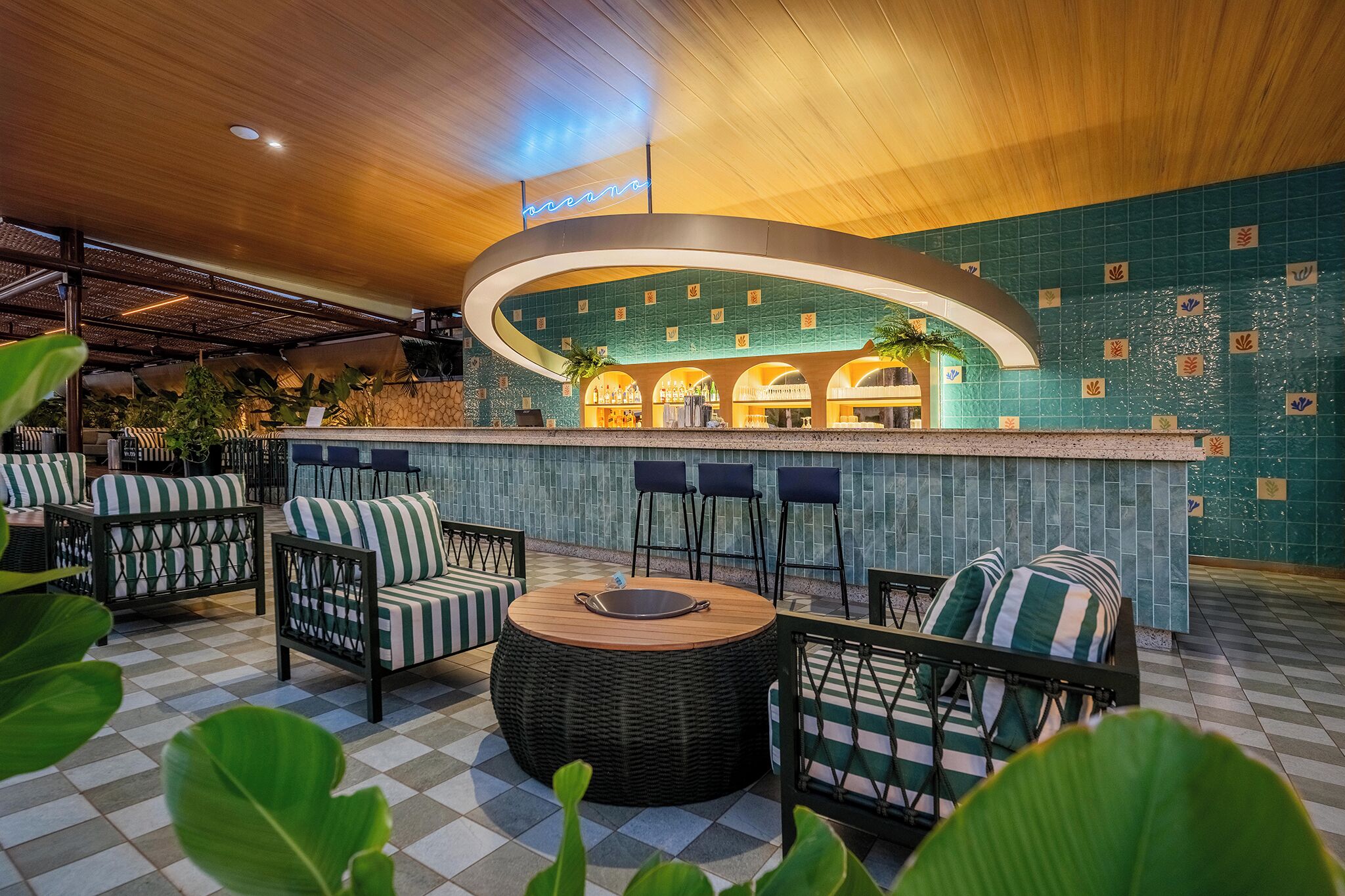 プールサイドバー