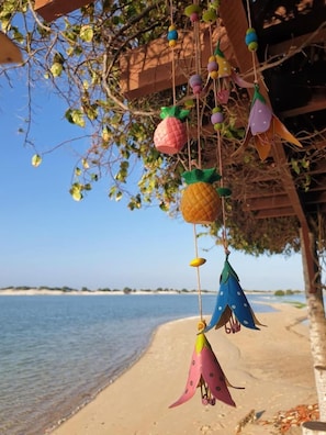 On the beach, white sand, beach towels - Pousada Peixe Galo (Galinhos)