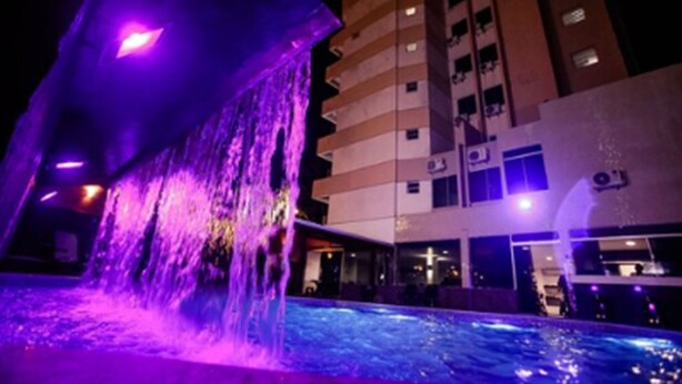 Alberca al aire libre y camastros