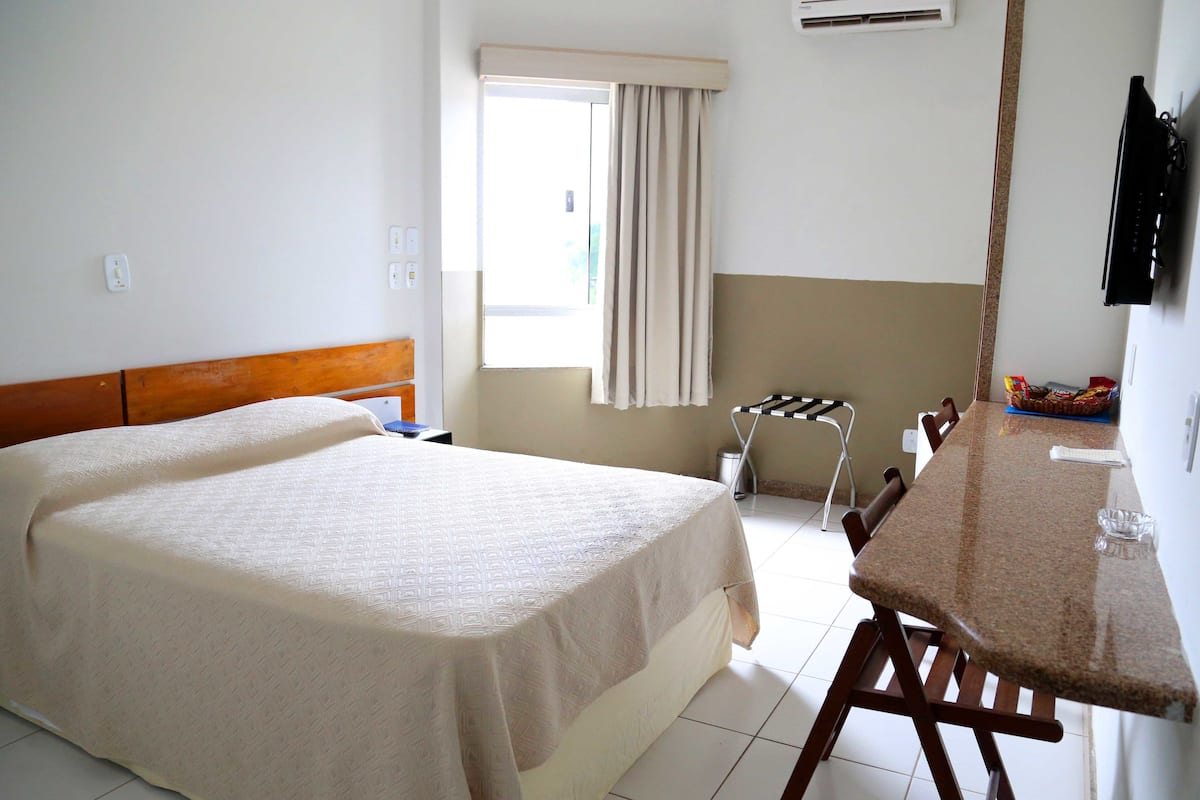 1 dormitorio, minibar, escritorio y cortinas opacas