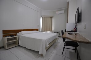 Minibar, Schreibtisch, Verdunkelungsvorhänge, Bügeleisen/Bügelbrett