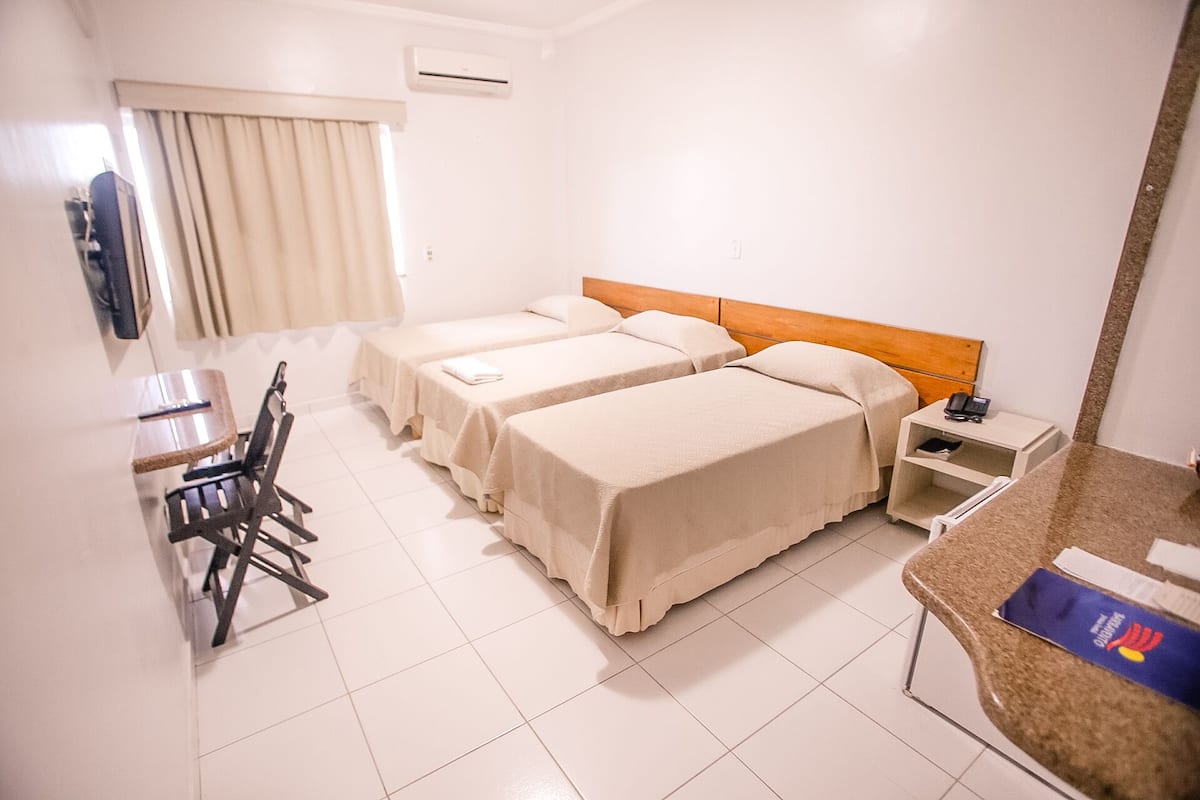 1 dormitorio, minibar, escritorio y cortinas opacas