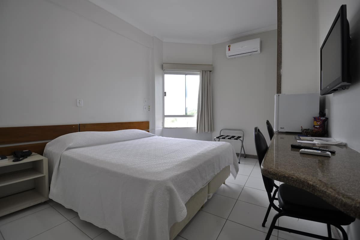 1 dormitorio, minibar, escritorio y cortinas opacas