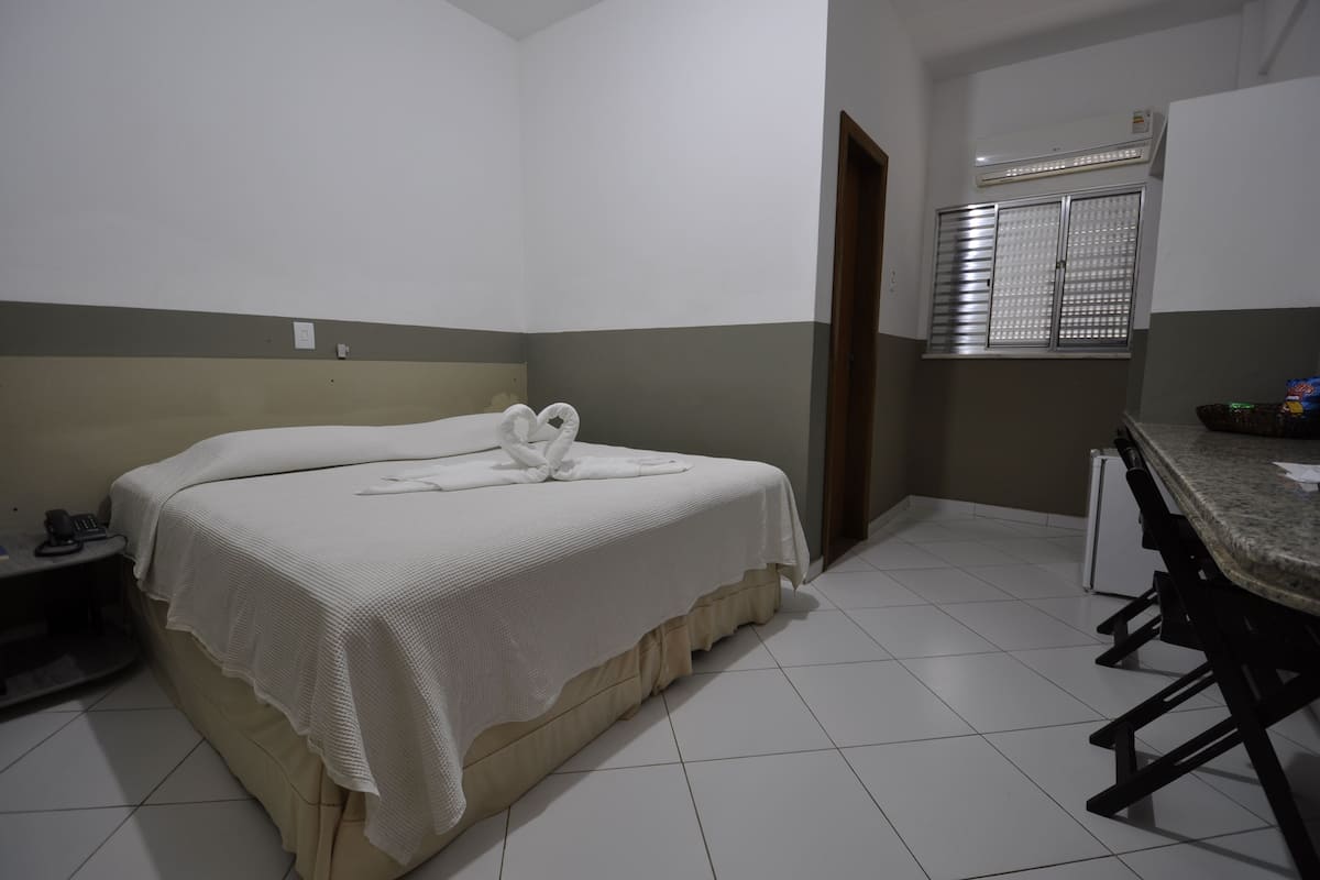 Quarto Casal com vista cidade | 1 dormitorio, minibar, escritorio y cortinas opacas
