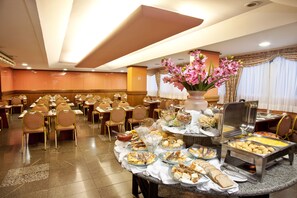 Aperto a pranzo e cena, cucina internazionale