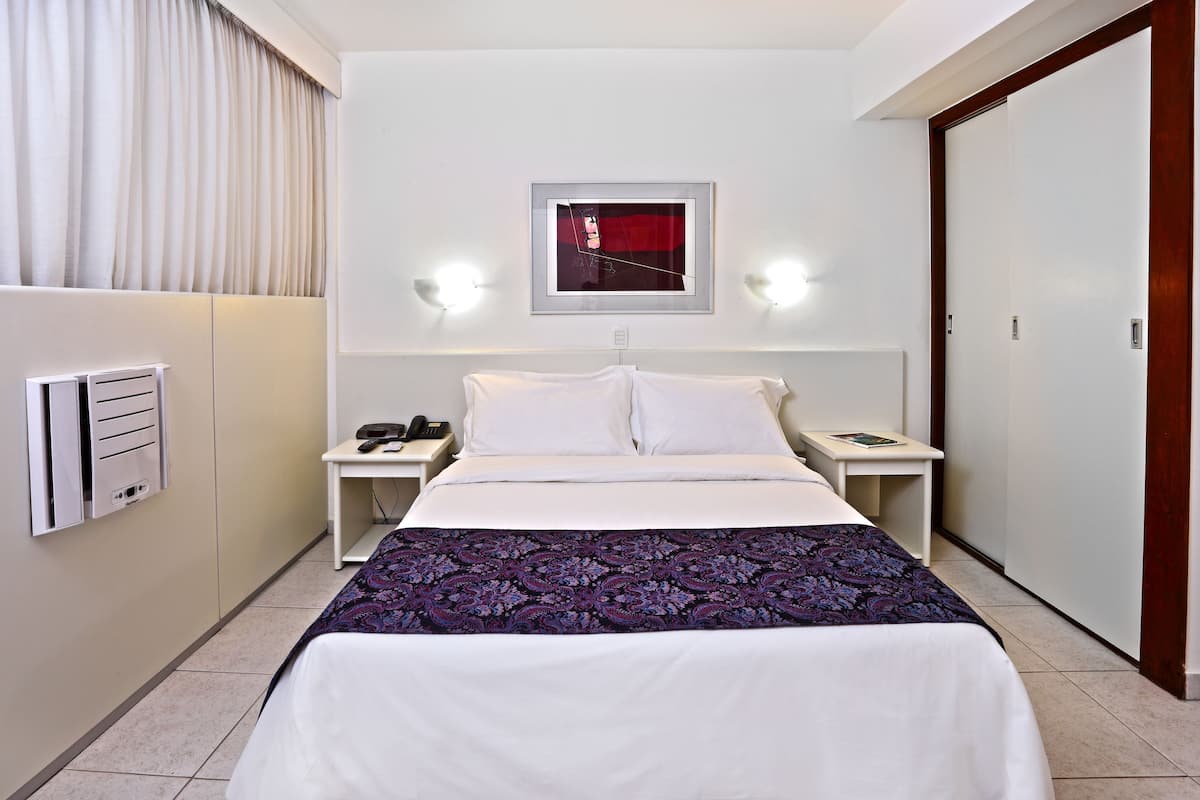 Roupas de cama premium, frigobar, cofres nos quartos, escrivaninha