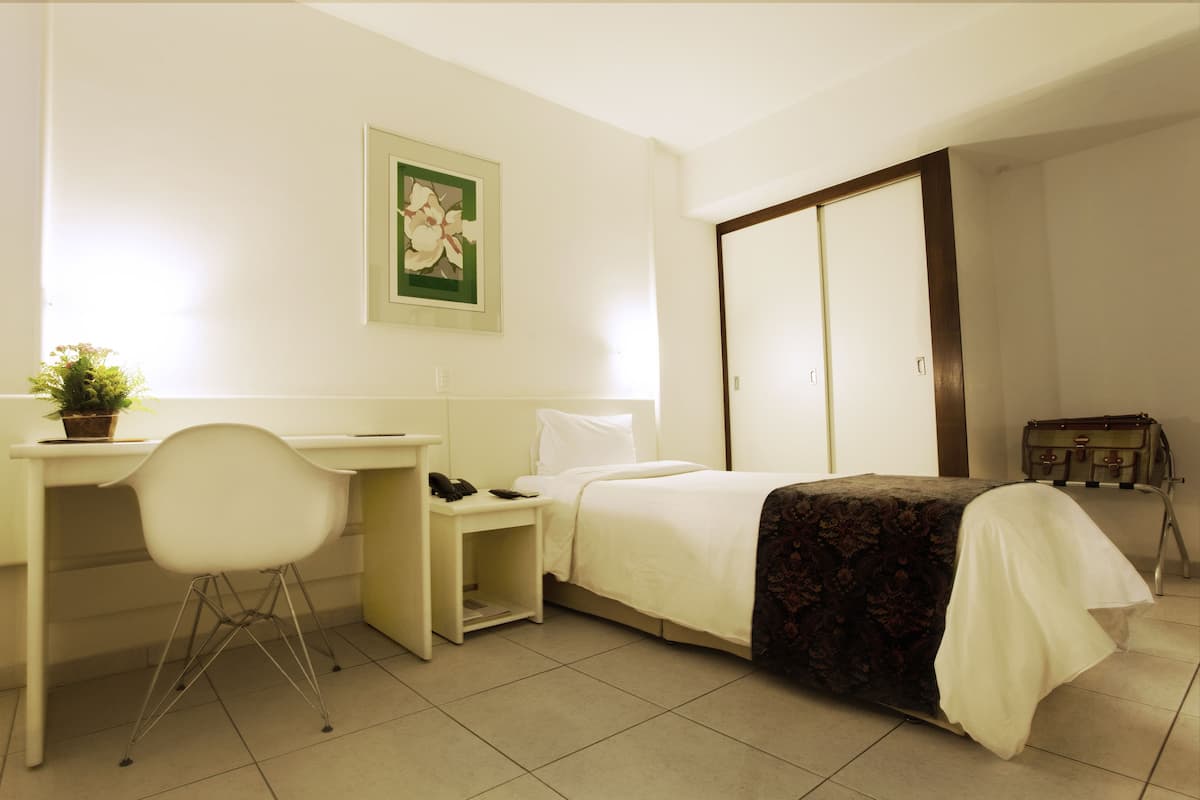 Quarto solteiro standard, 1 cama de solteiro | Roupas de cama premium, frigobar, cofres nos quartos, escrivaninha