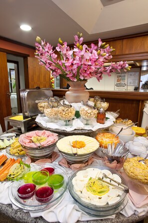 朝食 (ビュッフェ)、毎日提供 (無料)