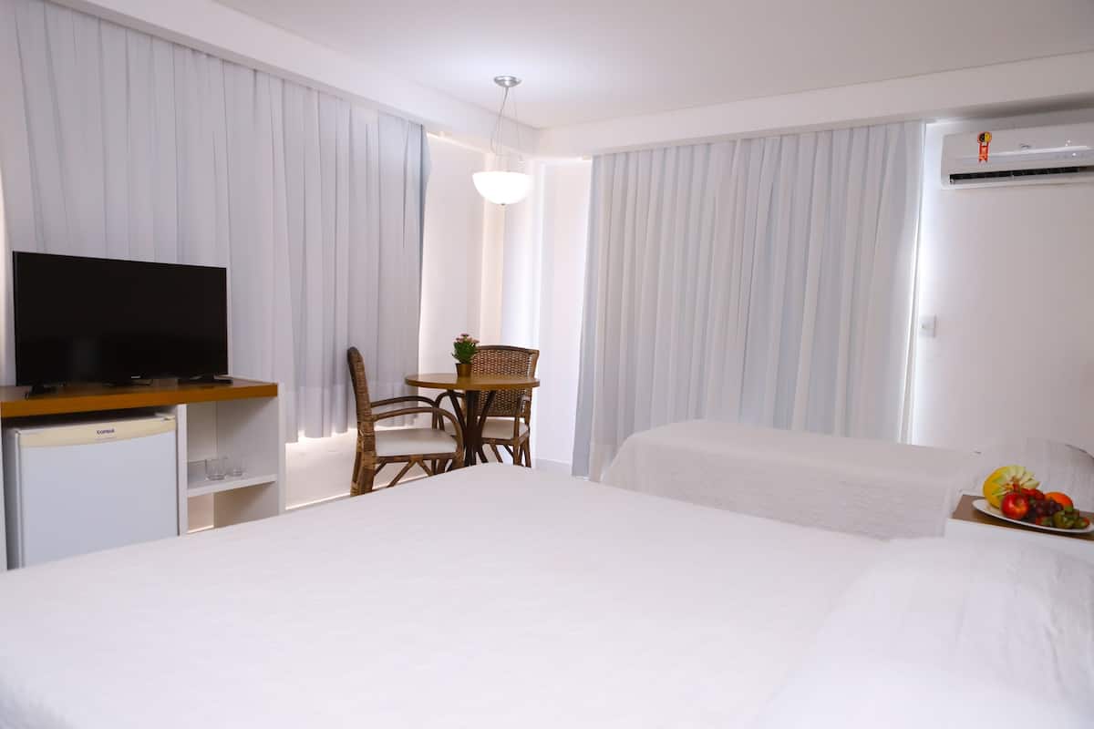 Deluxe kamer | Een kluis op de kamer, verduisterende gordijnen, extra bedden
