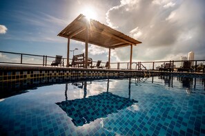 Outdoor pool, sun loungers - Porto Suites Natal Hotel (Natal)