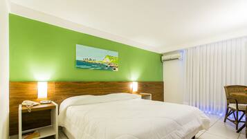 Caja de seguridad en la habitación y cortinas blackout