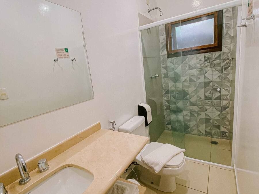 Un baño con bañera, lavamanos, inodoro y zona de ducha.