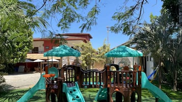 Área de juegos infantiles al aire libre