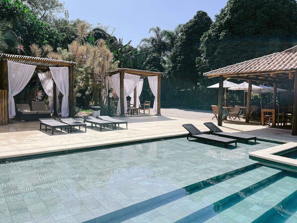 Piscine extérieure, chaises longues