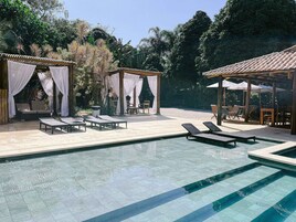 Una piscina al aire libre (de 09:00 a 21:00), tumbonas