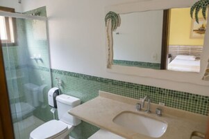 Un baño con inodoro, lavamanos y ducha.