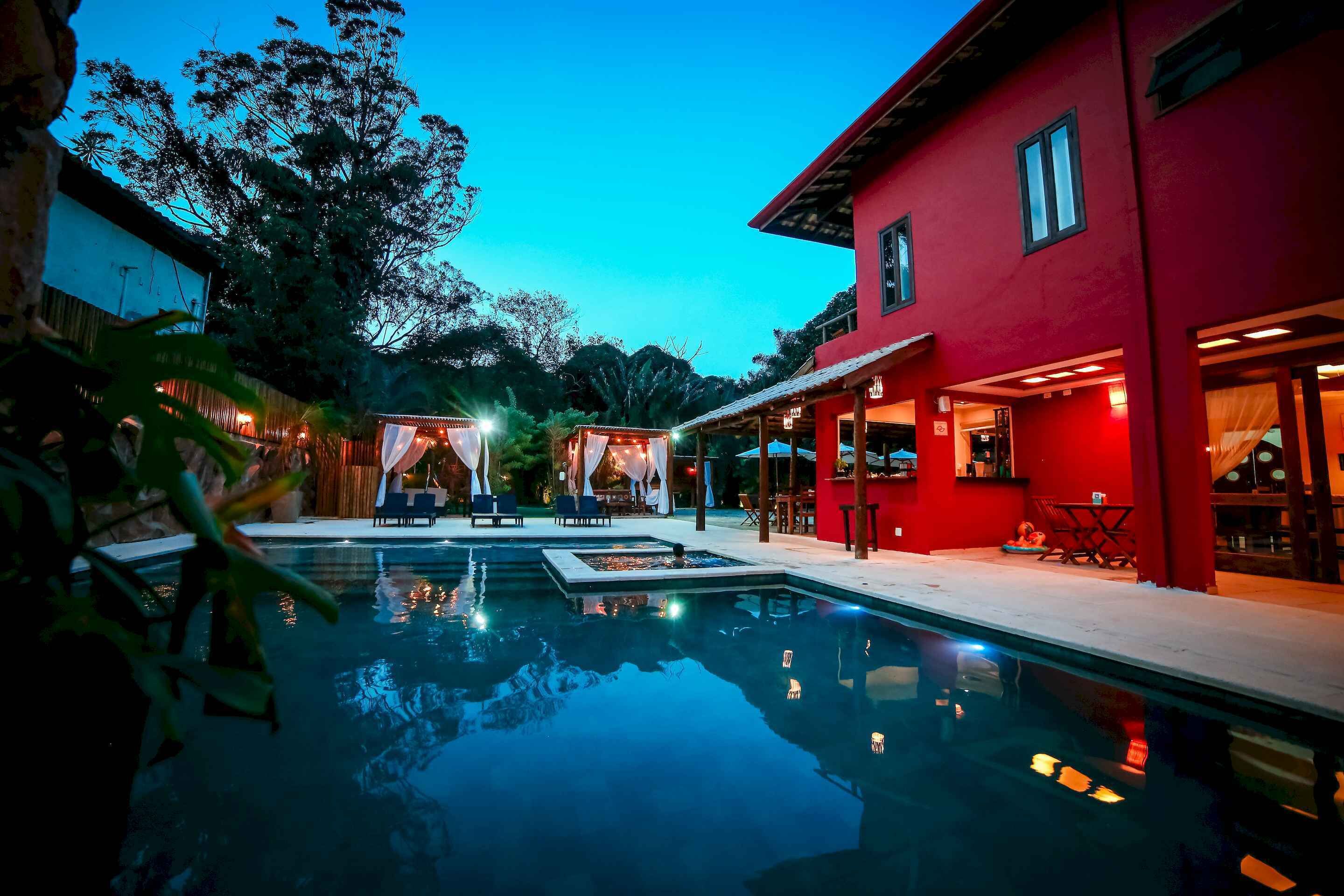 Utendørsbasseng og solsenger