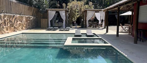 Piscine extérieure, chaises longues