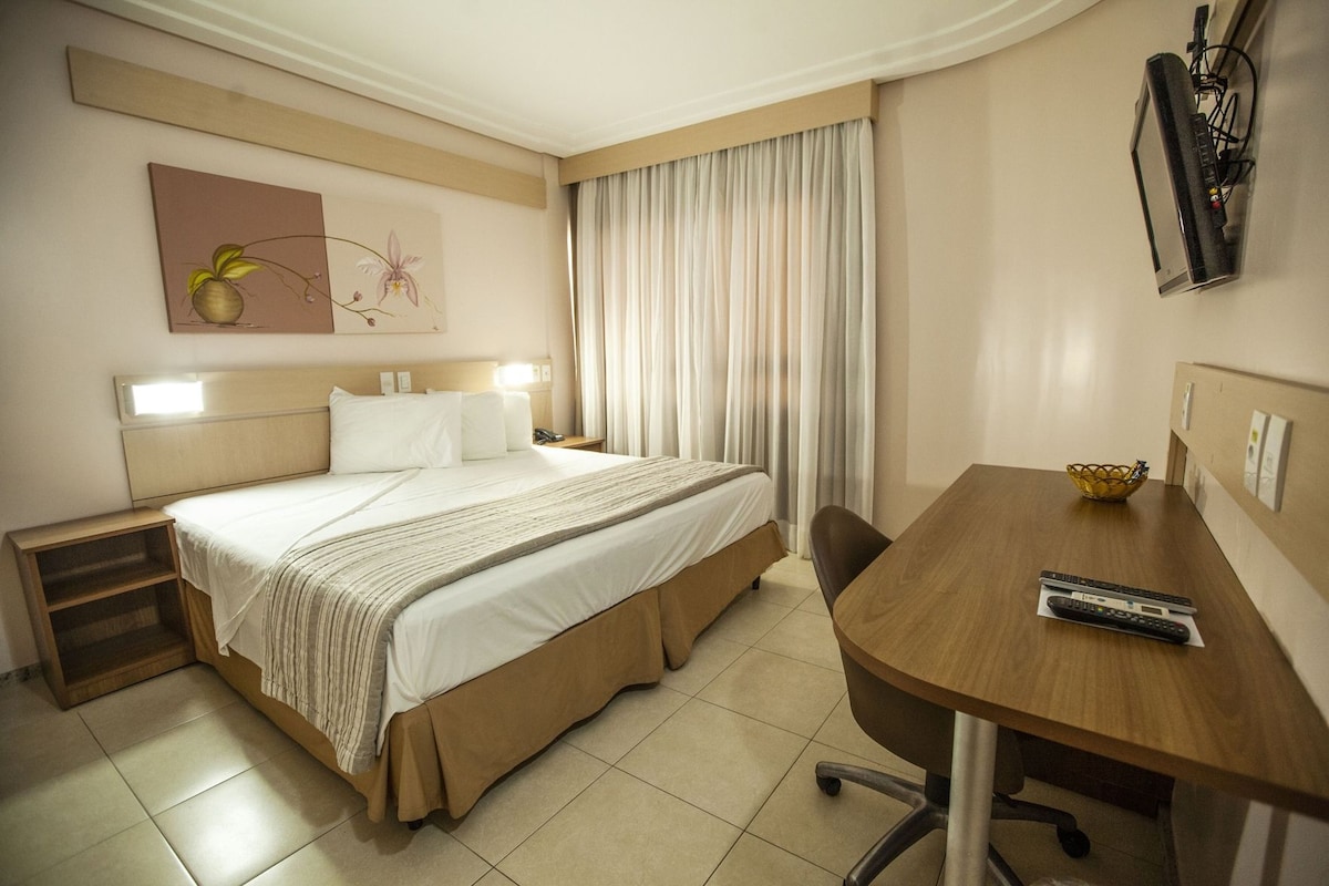 Minibar, in-room safe, desk, cribs (free)