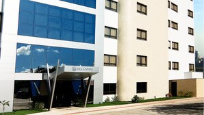 Un hôtel moderne, reconnaissable à son grand panneau « Del Canto », à ses larges fenêtres et à son design épuré et contemporain.