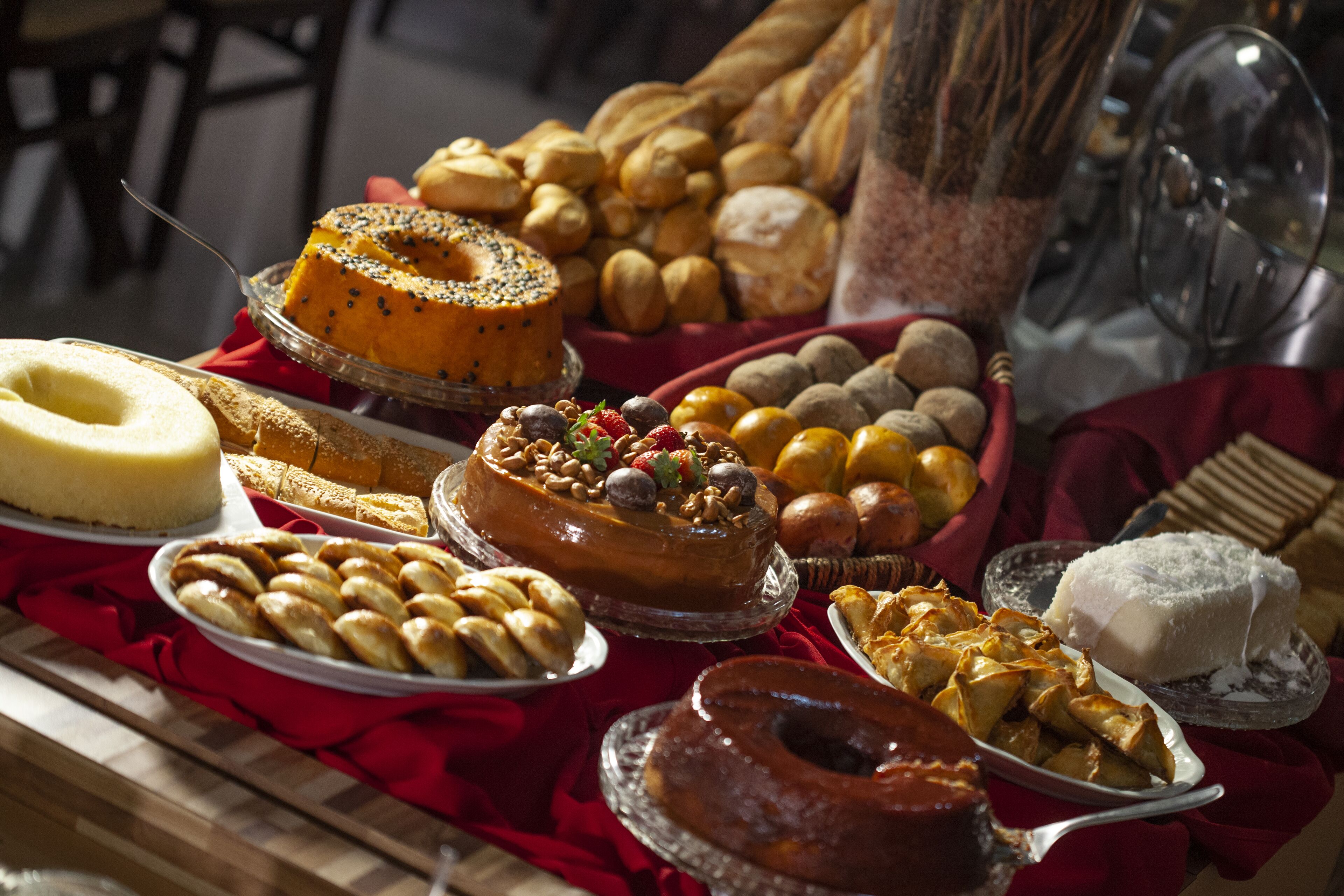 Una mesa de buffet con diversos pasteles y postres.