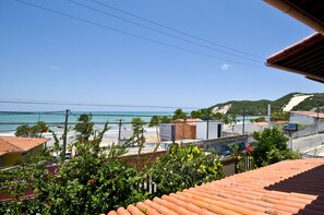 Suite, vista al océano | Minibar, caja de seguridad en la habitación y escritorio